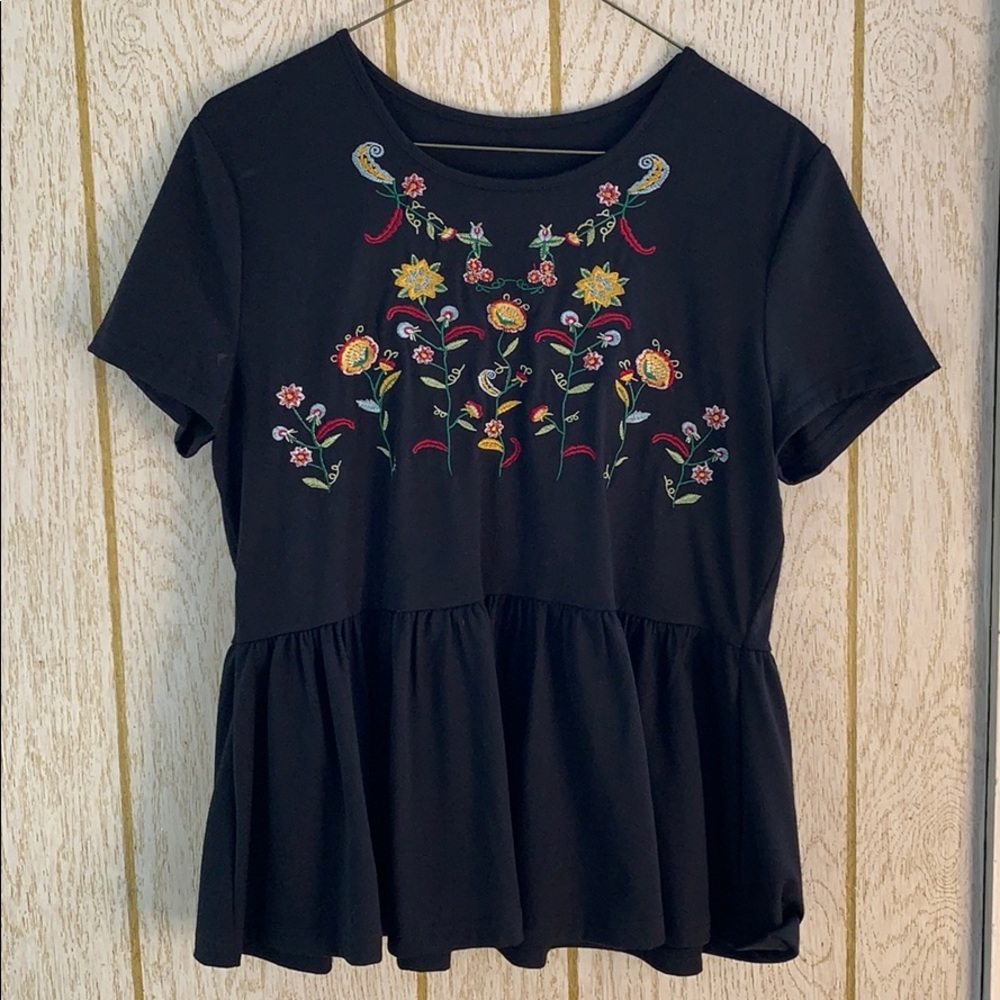 Flower embroidered tee